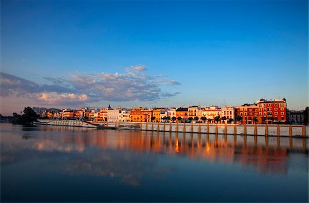 Spain, Andalusia, Seville; Houses in the 'La Triana' region across the river Guadalquivir Foto de stock - Con derechos protegidos, Código: 862-05999168