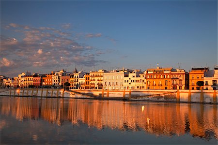 Spain, Andalusia, Seville; Houses in the 'La Triana' region across the river Guadalquivir Foto de stock - Con derechos protegidos, Código: 862-05999169