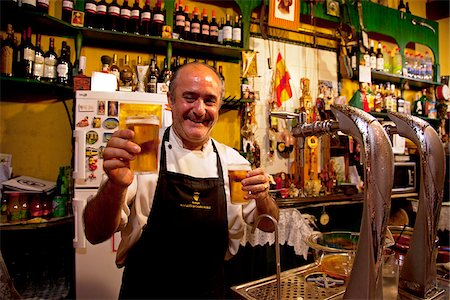 simsearch:862-03354520,k - Espagne, Andalousie, Séville. L'heureux propriétaire d'un bar typique de l'Andalousie Photographie de stock - Rights-Managed, Code: 862-05999163