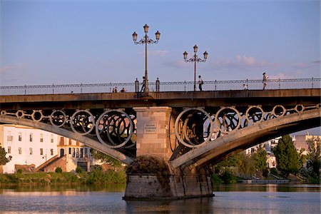 sevilla - Spain, Andalusia, Seville; Detail of the Isabel II bridge crossing the Guadalquivir river Foto de stock - Con derechos protegidos, Código: 862-05999170