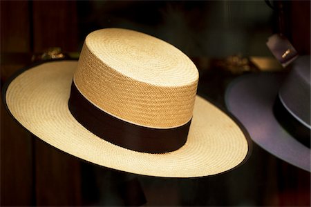 simsearch:862-05999173,k - Spain, Andalusia, Seville; Different types of 'Sombrero Sevillano' hats on display in a shop window Fotografie stock - Rights-Managed, Codice: 862-05999182