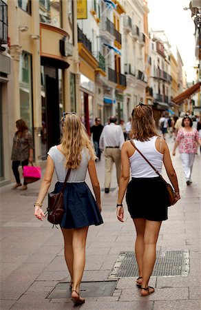 simsearch:862-05999173,k - Spain, Andalusia, Seville; Two young women walking in the historical centre Foto de stock - Direito Controlado, Número: 862-05999183