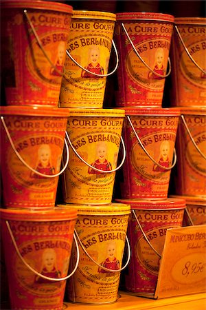 southern - Spain, Andalusia, Seville; Sweets on display in a stylish container at a local confectioner Foto de stock - Con derechos protegidos, Código: 862-05999215