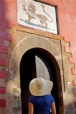 simsearch:862-05999173,k - Spain, Andalusia, Seville; Tourist in front of the Real Alcazar. Foto de stock - Direito Controlado, Número: 862-05999211