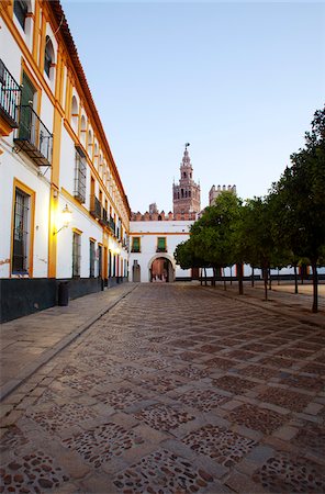 simsearch:862-05999173,k - Spain, Andalusia, Seville; Streets in Seville's old quarter Fotografie stock - Rights-Managed, Codice: 862-05999223