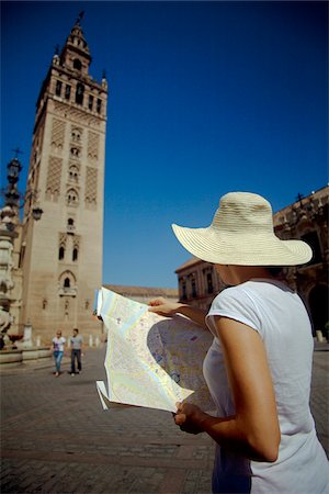 Espagne, Andalousie, Séville. Un touriste, une carte en face de la Giralda.MR de consultation Photographie de stock - Rights-Managed, Code: 862-05999232
