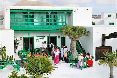 Romeria (pèlerinage) de Nuestra Señora de las Dolores (Lady des volcans). Les gens viennent de toute l'île à pied et apportent des offres de nourriture pour les personnes défavorisées. Lanzarote, îles Canaries Photographie de stock - Rights-Managed, Code: 862-05999248