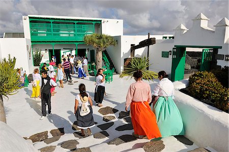 Romeria (pèlerinage) de Nuestra Señora de las Dolores (Lady des volcans). Les gens viennent de toute l'île à pied et apportent des offres de nourriture pour les personnes défavorisées. Lanzarote, îles Canaries Photographie de stock - Rights-Managed, Code: 862-05999249