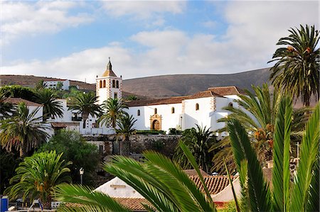 fuerteventura - Fuerteventura's former capital Betancuria lies in a picturesque valley since the 15th century. Canary islands Foto de stock - Con derechos protegidos, Código: 862-05999263