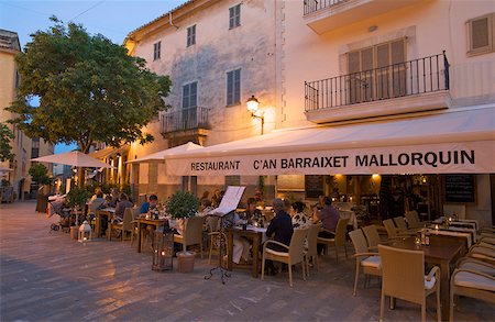 Café de rue dans la vieille ville d'Alcudia, Majorque, îles Baléares, Espagne Photographie de stock - Rights-Managed, Code: 862-05999474