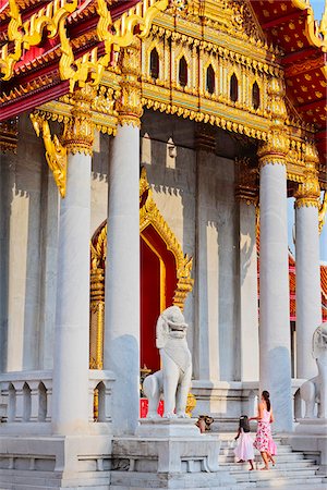 Thailand, bangkok, Wat Benchamabophit, Marble temple, Woman and children walking Foto de stock - Direito Controlado, Número: 862-05999521