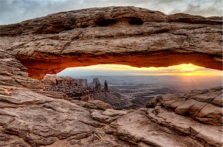désert - Aux États-Unis, Utah, Parc National de Canyonlands, Mesa Arch au lever du soleil. Photographie de stock - Rights-Managed, Code: 862-05999635