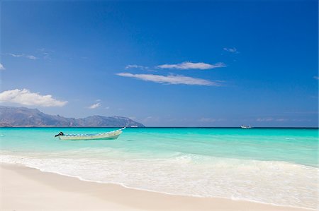 paradise (place of bliss) - Yemen, Socotra, Sha'ab. Un bateau amarré dans la mer à Sha'ab. Photographie de stock - Rights-Managed, Code: 862-05999706