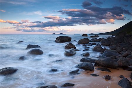 Australia, Queensland, Cairns.  Dusk over the Coral Sea near Ellis Beach. Foto de stock - Con derechos protegidos, Código: 862-06540761
