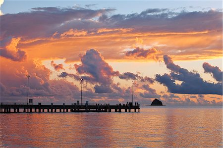 Australia, Queensland, Cairns.  Palm Cove jetty at dawn with Haycock Island in background. Foto de stock - Con derechos protegidos, Código: 862-06540763