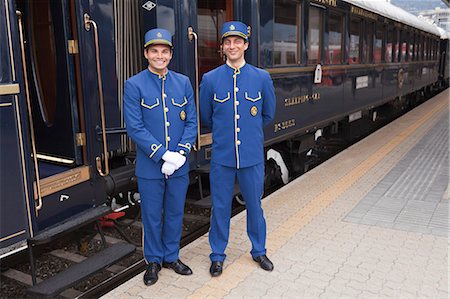 fattorino d'albergo - Stewards on the Venice Simplon Orient Express train, having a short stop at Innsbruck, Austria Fotografie stock - Rights-Managed, Codice: 862-06540772