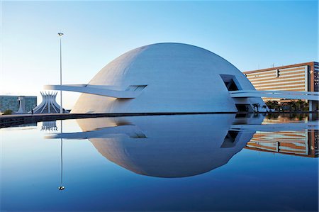 South America, Brazil, Brasilia, Distrito Federal, Honestino Guimaraes National Museum, Museu Nacional Honestino Guimaraes,  and the Brasilia Metropolitan Cathedral, Catedral Metropolitana,  on the Eixo Monumental by Oscar Niemeyer Stockbilder - Lizenzpflichtiges, Bildnummer: 862-06540840