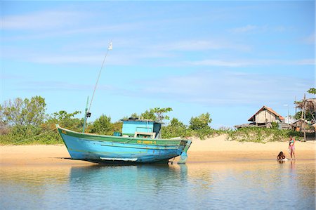 simsearch:862-06540920,k - South America, Brazil, Bahia, Ponta do Corumbau, Parque Nacional do Monte Pascoa,l fishermens huts and a wooden fishing boat on the beach Foto de stock - Con derechos protegidos, Código: 862-06540860