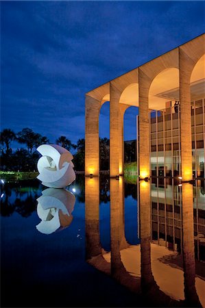 distrito federal - South America, Brazil, Brasilia, Distrito Federal, night view of Oscar Niemeyers Palacio de Itamaraty in Brasilia, reflected in the surrounding lake landscaped by Roberto Burle Marx Photographie de stock - Rights-Managed, Code: 862-06540882