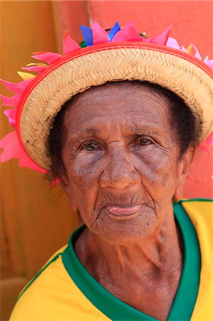 south america festival - South America, Brazil, Maranhao, Sao Luis, Sao Jose de Ribamar, old lady reveller in a Brazilian football shirt at the Bumba Meu Boi celebrations in the streets of the town Foto de stock - Con derechos protegidos, Código: 862-06540909