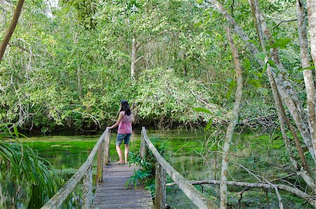 simsearch:862-06542644,k - South America, Brazil, Mato Grosso do Sul, Bonito, A woman in a magenta top gazes thoughtfully over the Rio da Prata stream MR Foto de stock - Direito Controlado, Número: 862-06540976