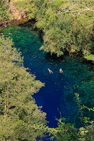 South America, Brazil, Mato Grosso do Sul, Bonito, snorkellers in the Lagoa Misteriosa cenote Photographie de stock - Rights-Managed, Code: 862-06540980