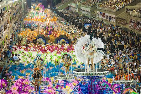 simsearch:862-06540894,k - South America, Rio de Janeiro, Rio de Janeiro city, costumed dancer in a feather headdress and the floats and dancers of the Caprichosos samba school at carnival in the Sambadrome Marques de Sapucai Photographie de stock - Rights-Managed, Code: 862-06540998