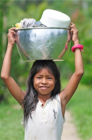 Young girl with a bucket on her head, Amacayon Indian Village, Amazon river, Puerto Narino, Colombia Photographie de stock - Rights-Managed, Code: 862-06541036