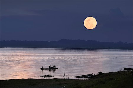 pleine lune - Full Moon over the Amazon River, near Puerto Narino, Colombia Photographie de stock - Rights-Managed, Code: 862-06541039