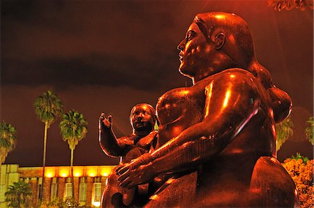 simsearch:862-06541148,k - Plaza Botero at night, Medellin, Colombia, South America Foto de stock - Con derechos protegidos, Código: 862-06541146