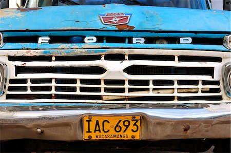 placa de matrícula - Detail of car in the Colonial Town of Barichara, Colombia, South America Foto de stock - Con derechos protegidos, Código: 862-06541189