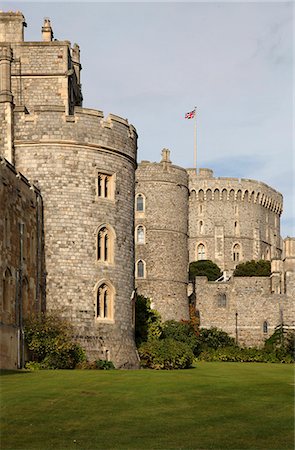 Windsor Castle is a medieval castle and royal residence in Windsor in the English county of Berkshire, notable for its long association with the British royal family and for its architecture. Photographie de stock - Rights-Managed, Code: 862-06541310