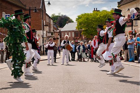 Southwell, England. A traditional Morris side dances in the street as part of the Southwell gate Morris festival. Photographie de stock - Rights-Managed, Code: 862-06541370