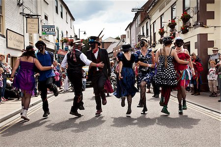 Southwell, England. A modern Morris side dances in the street as part of the Southwell gate Morris festival. Photographie de stock - Rights-Managed, Code: 862-06541371