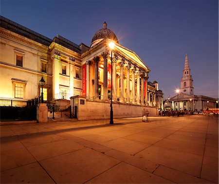 The Trafalgar Square in the heart of London, showing the National Gallery on the left and St. Martins in the Field on the right. Photographie de stock - Rights-Managed, Code: 862-06541384
