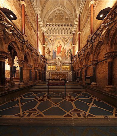 The Church Of The Immaculate Conception is located in Farm Street in Mayfair, London, England Foto de stock - Con derechos protegidos, Código: 862-06541389