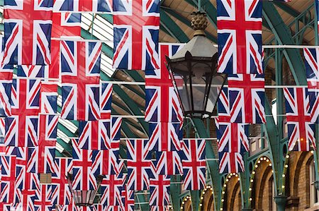 England, London, Covent Garden.  The covered market decorated with Union Jack flags, celebrating HM The Queens Diamond Jubilee. Stockbilder - Lizenzpflichtiges, Bildnummer: 862-06541394
