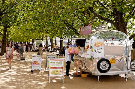 South Bank, London, UK. Hotdogs for sale from an Airstream caravan on Londons Southbank. Foto de stock - Con derechos protegidos, Código: 862-06541402