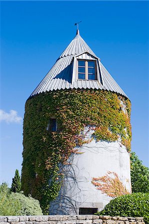 simsearch:862-06541450,k - France, Charente Maritime, Ile de Re. An old windmill now converted into a house on the outskirts of Les Portes. Stockbilder - Lizenzpflichtiges, Bildnummer: 862-06541463