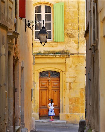 France, Provence, Arles, girl with Baguette at doorway MR Foto de stock - Con derechos protegidos, Código: 862-06541490