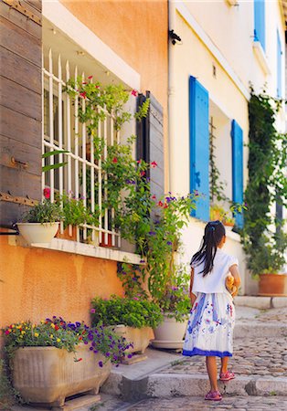 France, Provence, Arles, girl with Baguette walking up cobbled street MR Photographie de stock - Rights-Managed, Code: 862-06541491