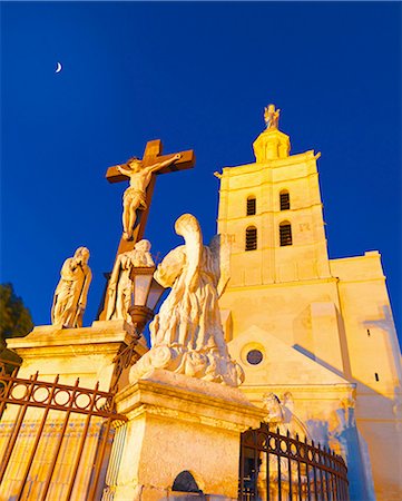 simsearch:862-06541488,k - France, Provence, Avignon, Low view of Cathedral NotreDamedes Doms at dusk Foto de stock - Con derechos protegidos, Código: 862-06541511