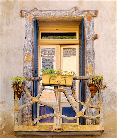 simsearch:862-06541500,k - France, Provence, SaintGuilhemleDesert, Ornate balcony Photographie de stock - Rights-Managed, Code: 862-06541520