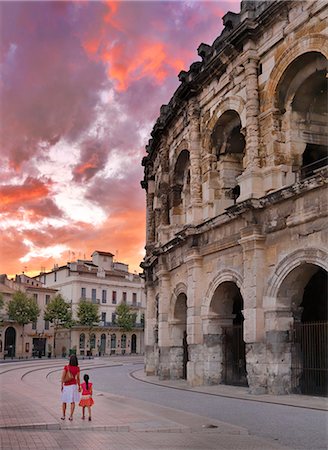 simsearch:862-06541483,k - France, Provence, Nimes,  Roman ampitheatre, Woman and girl walking past arena MR Foto de stock - Direito Controlado, Número: 862-06541534