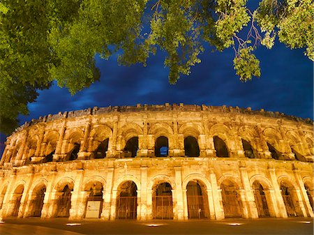 provence night - France, Provence, Nimes,  Roman ampitheatre at dusk Foto de stock - Con derechos protegidos, Código: 862-06541539