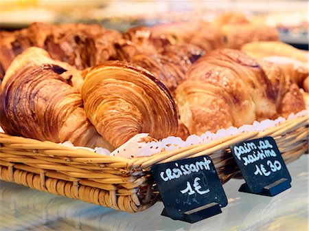 pastel francês - France, Provence, Nimes, Croissants in bakery Foto de stock - Direito Controlado, Número: 862-06541533