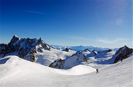 Europe, France, French Alps, Haute Savoie, Chamonix, Aiguille du Midi, skiers on the Vallee Blanche off piste run Foto de stock - Con derechos protegidos, Código: 862-06541667