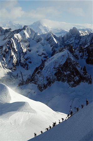simsearch:862-08704855,k - Europe, France, French Alps, Haute Savoie, Chamonix, Aiguille du Midi, skiers walking down the ridge at the start of Vallee Blanche off piste Photographie de stock - Rights-Managed, Code: 862-06541660