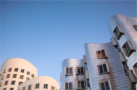 Dusseldorf, North Rhine Westphalia, Germany, Detail of steel and concrete buildings deisgned by architect Frank O Gehry at the Neuer Zollhof Foto de stock - Con derechos protegidos, Código: 862-06541768