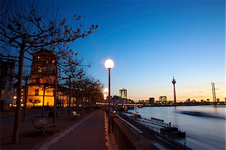 simsearch:862-08273191,k - Dusseldorf, North Rhine Westphalia, Germany, View over the river Rhine in the evening Foto de stock - Direito Controlado, Número: 862-06541776